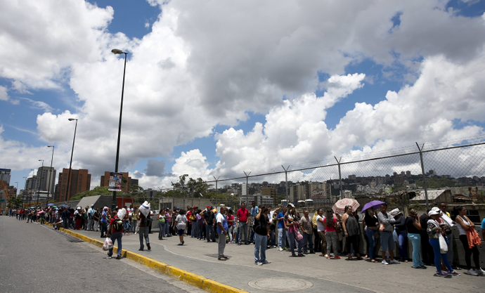 Photograph of Venezuelans in line to buy food at a supermarket.